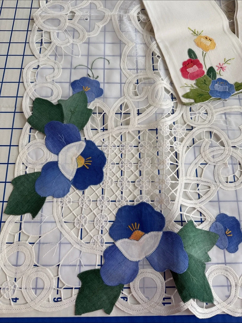 Vintage Appliqué Floral Tablecloth & 3 Napkins Cutwork Lace 1970s 4 Pc Set